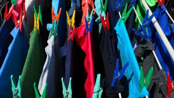 Το βάρος της καραντίνας επωμίστηκαν οι γυναίκες – 65 ώρες απλήρωτης εργασίας την εβδομάδα