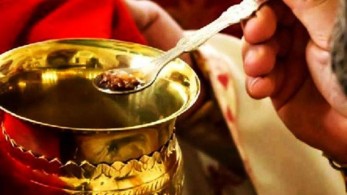 Στηρίζουν τον αρχιεπίσκοπο Αμερικής για μετάληψη με κουταλάκια μιας χρήσης