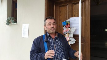 Τρικαλινός θαυμαστής του Μητσοτάκη άναψε λαμπάδα ίσα με το μπόι του! (βίντεο)