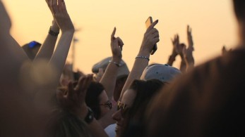 Άλιμος: Πάρτι 1.000 ατόμων σε beach bar -Δίμηνο λουκέτο και πρόστιμο 20.000 ευρώ