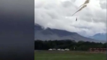 Αεροπλάνο έπεσε σε σπίτι – Ένας νεκρός