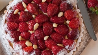 Τάρτα με κρέμα και φράουλες