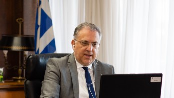 Θεοδωρικάκος: Να προσαρμοσθούν οι Δήμοι στις ρυθμίσεις για επέκταση των τραπεζοκαθισμάτων
