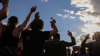 Οι ΗΠΑ μετρούν τους νεκρούς τους – Απαγόρευση κυκλοφορίας και στη Νέα Υόρκη