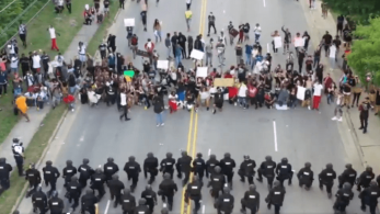 ΗΠΑ: Η σοκαριστική στιγμή όπου αστυνομικοί γονατίζουν μπροστά σε διαδηλωτές (pics&vid)