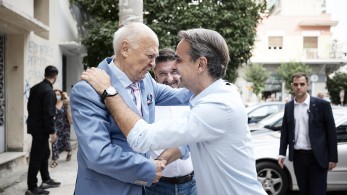 Συγκινημένος ο πατέρας του Χαρδαλιά: υποδέχτηκε τον Μητσοτάκη με δάκρυα στα μάτια (φωτό)