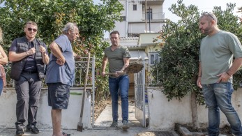 Ο Κασσελάκης (ήρεμα) φτυαρίζει λάσπη