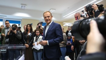 Πολωνία: νίκη της φιλοευρωπαϊκής αντιπολίτευσης δείχνουν τα exit poll