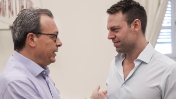 Στον ΣΥΡΙΖΑ μπερδεύουν τον πρόεδρο του κόμματος με τον αρχηγό της αξιωματικής αντιπολίτευσης