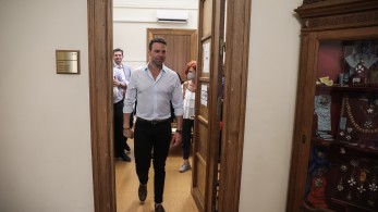 Ξενάγηση Κασσελάκη στο γραφείο του στη Βουλή: Φτιάχνει... κυβερνητικό πρόγραμμα με ψηφιακά μέσα  (video)