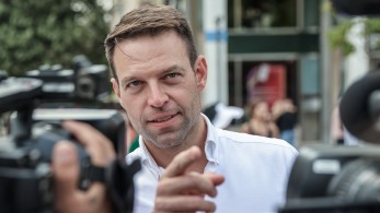 Στέφανος Κασσελάκης: ο άνθρωπος που όταν περπατά έχει δύο σκιές