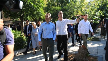 Κυριάκος Μητσοτάκης: με τον Κώστα Μπακογιάννη στην πλατεία Βικτωρίας (φωτό)