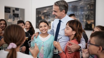 Μια αγκαλιά με τα παιδιά ο Κυριάκος - Δέχθηκε στο Μαξίμου μαθητές δημοτικού «εκτός προγράμματος» Μια αγκαλιά με τα παιδιά ο Κυριάκος - Δέχθηκε στο Μαξίμου μαθητές δημοτικού «εκτός προγράμματος»