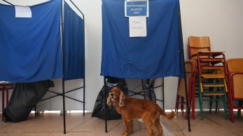 Τα ευτράπελα των αυτοδιοικητικών εκλογών: ο Μακεδονομάχος ψηφοφόρος και η αίθουσα μνημοσύνων