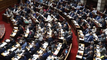 Μονομαχία Στίγκα-Βελόπουλου στη Βουλή: «Με μαφιόζους δεν μιλάμε»