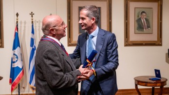 Το Μετάλλιο του Δήμου Αθηναίων στον Γιώργο Λούκο