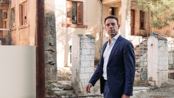 Στέφανος Κασσελάκης: δεν ξέρει ούτε να στέκεται προσοχή