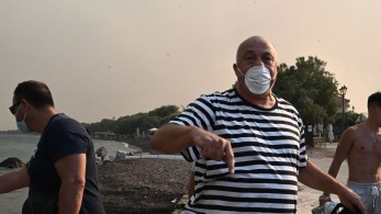 Ξέφυγε ο Μπέος - Έδειρε πλημμυροπαθή που τον έβρισε (βίντεο)