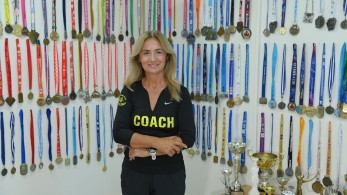 Η Μαρία Πολύζου αφηγείται τον Μαραθώνιο της ζωής της - Το ασύλληπτο ρεκόρ 26 χρόνων, η μάχη με τον καρκίνο και το μήνυμα που στέλνει