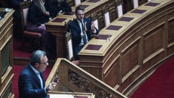 Πλεύρης για Κασσελάκη στη Βουλή: Η πρώτη εμφάνισή του σε ρόλο χειροκροτητή