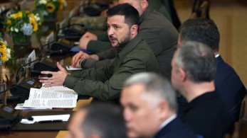 Παραγωγή όπλων στην Ουκρανία από τις βιομηχανίες ζητά ο Ζελένσκι