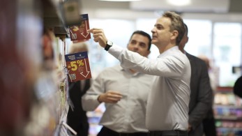 «Έφοδος» του πρωθυπουργού σε σούπερ μάρκετ για τα ταμπελάκια της Μόνιμης Μείωσης Τιμής