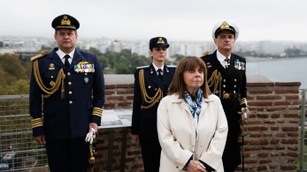 Επέτειος του «Όχι»: έπαρση της σημαίας στον Λευκό Πύργο παρουσία Σακελλαροπούλου