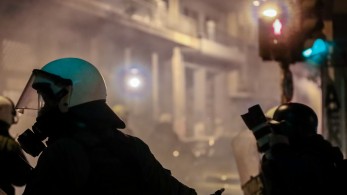 Εξάρχεια: επιτέθηκαν σε αστυνομικούς με πέτρες και μπουκάλια