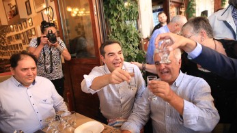 Μπρόεδρος Τσίπρας: όσο περιμένει, τους γλεντάει και το γλεντάει