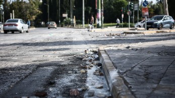 Άγριες συμπλοκές κουκουλοφόρων και ΜΑΤ έξω από την Πανεπιστημιούπολη - Τραυματίστηκαν δύο αστυνομικοί