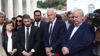 Συγκίνηση στο διετές μνημόσυνο της Φώφης Γεννηματά - Σύσσωμο το ΠΑΣΟΚ στο Α' Νεκροταφείο