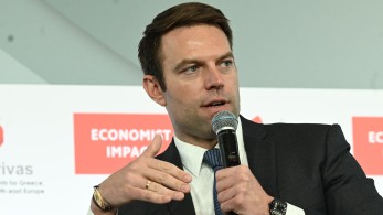 Στέφανος Κασσελάκης: κυνηγώντας μύγες και πρωθυπουργίες