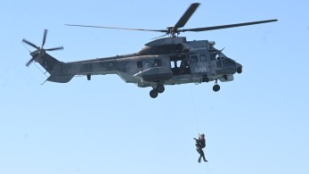 Aεροπορική επίδειξη στον Φλοίσβο για τη γιορτή του Αρχαγγέλου Μιχαήλ παρουσία του Νίκου Δένδια (φωτογραφίες)