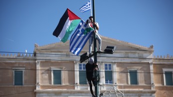 Δικογραφία κατά Παλαιστίνιου που σήκωσε σημαία της χώρας του στο Σύνταγμα Δικογραφία κατά Παλαιστίνιου που σήκωσε σημαία της χώρας του στο Σύνταγμα