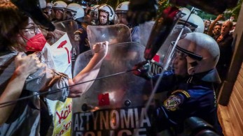 Ένταση στα Εξάρχεια μεταξύ αστυνομικών και διαδηλωτών Ένταση στα Εξάρχεια μεταξύ αστυνομικών και διαδηλωτών