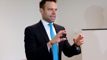 «Εξυπνάδες» Κασσελάκη για Μαρινάκη: Κυβερνητικός εκπρόσωπος Μητσοτάκη και Σημίτη ταυτόχρονα