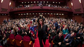 Κόκκινο χαλί για τη Μόνικα Μπελούτσι στο Ολύμπιον: «Η Ελλάδα είναι βαθιά στην καρδιά μου» (φωτό)