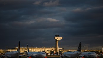 Γερμανία: παραδόθηκε στην αστυνομία χωρίς αντίσταση ο 35χρονος ένοπλος στο αεροδρόμιο του Αμβούργου