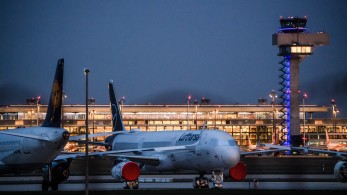 Γερμανία: ένοπλος έσπασε την πύλη του αεροδρομίου στο Αμβούργο με το όχημά του