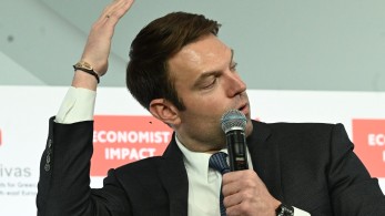 Ο Στέφανος Κασσελάκης έχει τη... μύγα και μυγιάζεται