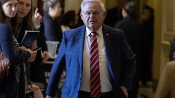 Μπομπ Μενέντεζ: δηλώνει αθώος στην κατηγορία περί «ξένου πράκτορα»