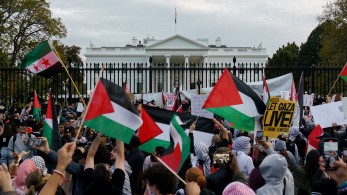 Διαδήλωση στην Ουάσινγκτον υπέρ των Παλαιστινίων - Σκαρφάλωσαν στα κάγκελα του Λευκού Οίκου