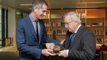 Στον Γιουνκέρ το Βραβείο Δημοκρατίας της Αθήνας – Μπακογιάννης: Πηγή δύναμης κι έμπνευσης