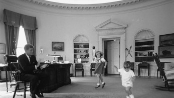JFK, 22 Νοεμβρίου 1963: η δολοφονία του ασυμβίβαστου ηγέτη που «πάγωσε» τον κόσμο JFK, 22 Νοεμβρίου 1963: η δολοφονία του ασυμβίβαστου ηγέτη που «πάγωσε» τον κόσμο