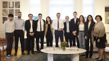 Συνάντηση Μητσοτάκη με τους «χρυσούς» νέους Έλληνες του διαγωνισμού iGEM