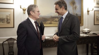 Συνάντηση Μητσοτάκη - Στάρμερ: έμφαση στη σημασία των ελληνοβρετανικών σχέσεων