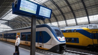 Στις κάλπες οι Ολλανδοί - Απροσδόκητη άνοδο της ακροδεξιάς έδειξαν οι δημοσκοπήσεις