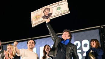 Αργεντινή: Ενας «αναρχο-καπιταλιστής» κέρδισε τους νέους και διεκδικεί την εξουσία