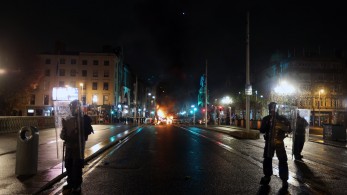 Δουβλίνο: σκηνές χάους μετά την επίθεση με μαχαίρι- Για «ακροδεξιούς χούλιγκαν» μιλά η αστυνομία