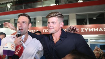 Ο Κασσελάκης ζητεί από τα ΜΜΕ να μην ασχοληθούν με τον γάμο του